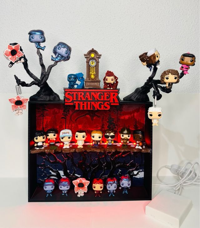 🎭 Your Living Scene: Immersive LED Diorama & 20 Figurines 🖤 Display Comes Alive: Full Set with Atmospheric Lighting