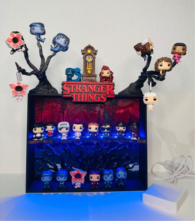 🎭 Your Living Scene: Immersive LED Diorama & 20 Figurines 🖤 Display Comes Alive: Full Set with Atmospheric Lighting